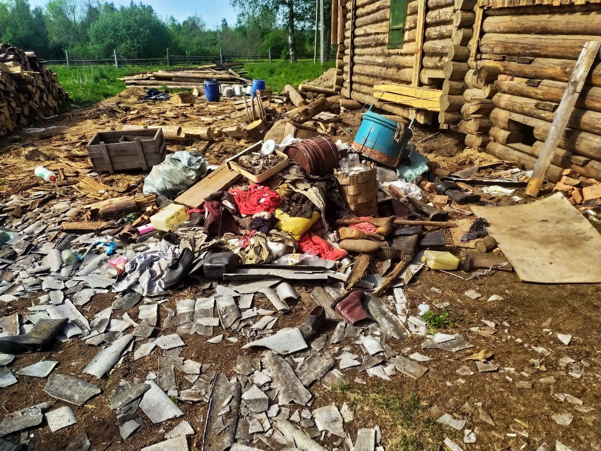 Мусор, оставшийся после сноса двора (хозяйственной пристройки к дому)
