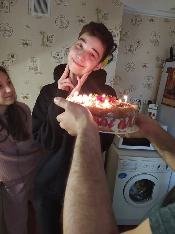 Женьке Фаверману всего 18 лет. Еще недавно он жил как любой подросток: встречался с девушкой, занимался спортом, учился, писал музыку. 