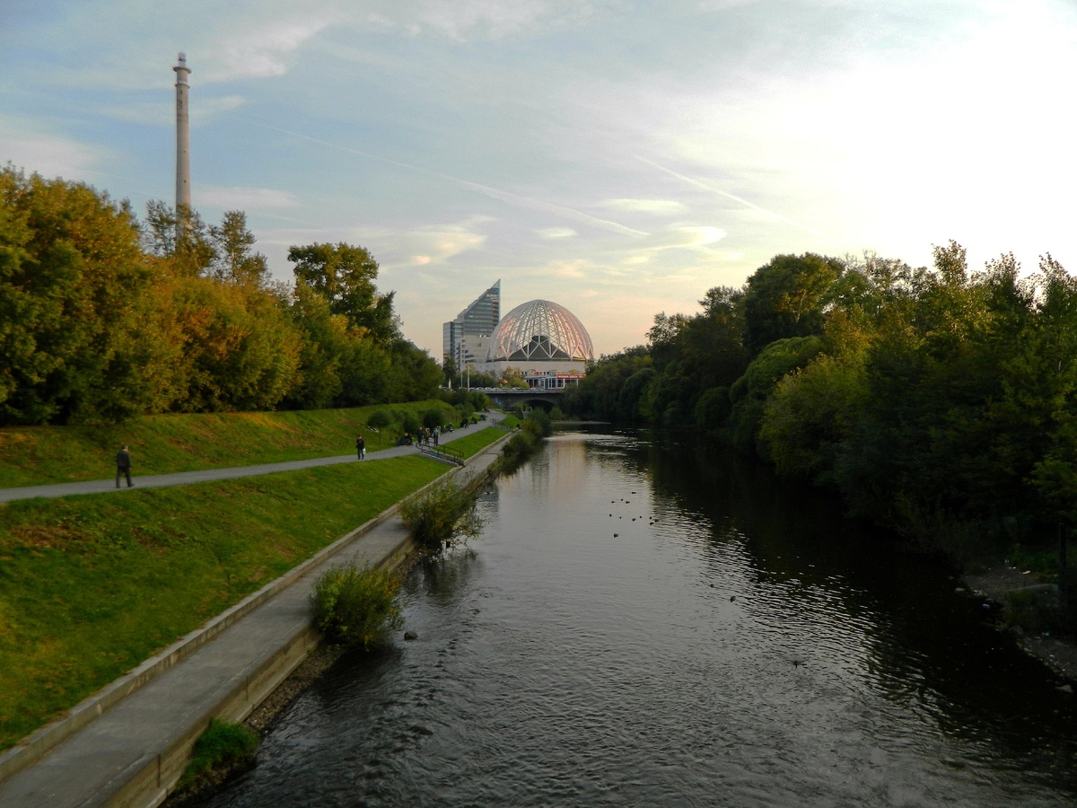 Цирк, вид из Дендрария. Недостроенная телебашня ещё не снесена. Фото автора.