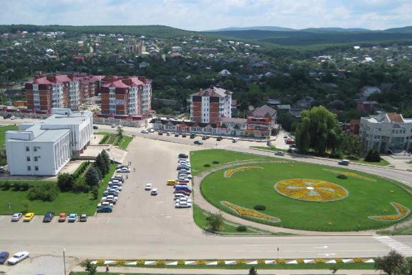 Горячий Ключ небольшой, уютный, живописный город курорт, расположенный в 60 км юго-восточнее Краснодара и около 55-60 км восточнее Черного моря, в северных предгорьях Кавказа, в долине реки Псекупс. Город с трёх сторон окружен горами. На десятки километров вокруг города и вдоль реки Псекупс протянулись леса. Стоит отметить, почти полное отсутствие промышленных предприятий и заводов, ( за исключением производства минеральной воды)в самом городе и в его окрестностях, для ценителей чистого целебного воздуха лучше места и желать не нужно, воздух насыщен ионами благодаря близости черноморского побережья. Живописные горы, зелёные леса и близость моря три фактора привлекающие посетить Горячий Ключ. Также Горячий Ключ давно, ещё со времен Российской империи, известен как питьевой и бальнеологический курорт. Сюда на лечение минеральными водами, уже во второй половине 19-го века приезжали поэты писатели, и конечно офицеры Российской армии. На сегодняшний день здравницы города предоставляют гостям и пациентам различные программы реабилитации и лечения. В любое время года санатории и реабилитационные центры города предлагают питьевое лечение и различные виды ванн из 17 скважин которые считаются уникальными так здесь сочетаются хлоридно-гидрокарбонатные, сероводородные, натриевые, щелочные и термальные воды. Вода из источников помогает лечить заболевания органов пищеварения, сердечно-сосудистой и нервной систем, кожи, опорно-двигательного аппарата и гинекологические заболевания. В городе и окрестностях проложены так называемые маршруты здоровья, Аллея тысячи сосен проходит через центр города, парковую зону и живописное Дантово ущелье. В самом ущелье тропа выложена ступеньками между скал, петляет вверх, в пути можно любоваться потрясающей красотой на специальных смотровых площадках. На территории района расположены около 200 памятников природы, культуры и архитектуры. Аллея тысячи сосен, Фанагорийская сталактитовая пещера, Долина Очарования, Дантово ущелье, скала Спасения в народе её называют Петушок, Минеральная поляна и часовня Иверской Божьей Матери, а также крепости Псыфабэ и Поднависла, Лестница жизни, мост Надежды, Псекупские дольмены и водопады на реке Каверзе, Богатырские пещеры всё это и многое другое ждёт вас в этих местах. Более 80-ти тысяч туристов ежегодно посещают Горячий Ключ. Город и окрестности продолжают активно благоустраиваться, но при этом храня традиции остаются тихим уютным местечком. Если вам хочется расслабиться, насытится тишиной и покоем, отдохнуть душой и телом, побродить в лесу и по горным тропам, вам прямая дорога в город курорт Горячий Ключ! Географическое положение Курорт Горячий Ключ расположен на правом берегу реки Псекупс. Граничит с Белореченским, Апшеронским, Туапсинским и Северским районами Краснодарского края и Республикой Адыгея. Климат Здесь умеренно-континентальный климат, который характеризуется теплым летом и мягкой зимой. Средняя температура воздуха в июле составляет +22°С, а в январе -1°С. Зеленеть и цвести город начинает как правило уже с середины марта, но исключения бывают, как например в этом году, заморозки и снег в конце марта. (2021) Транспорт По территории города проходит автотрасса Краснодар – Джубга. Имеется железнодорожная станция. Поезда из Горячего Ключа ходят до Краснодара и до Туапсе. Также развито автобусное междугороднее сообщение. Ближайший аэропорт находится в Краснодаре. 