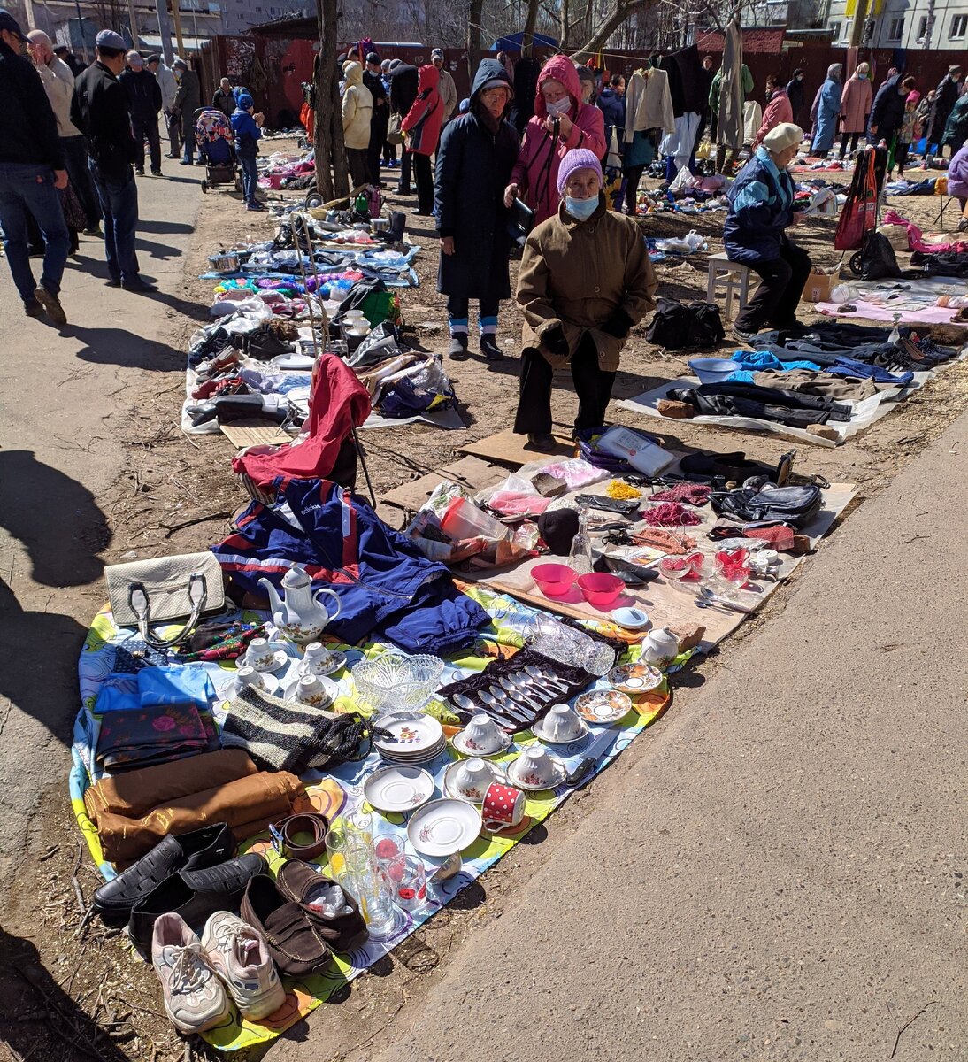 Продавцов и покупателей много