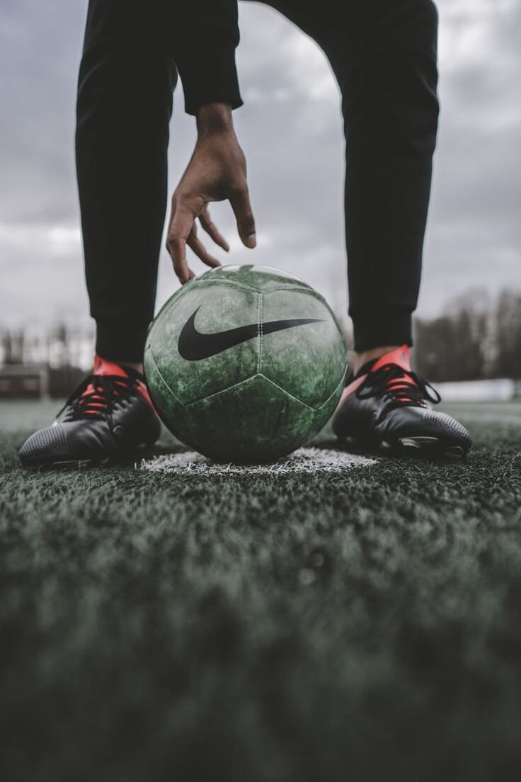 Футбол (от англ. foot — ступня, ball — мяч) — самый популярный командный вид спорта в мире, целью в котором является забить мяч в ворота соперника большее число раз, чем это сделает команда соперника в установленное время. Мяч в ворота можно забивать ногами или любыми другими частями тела (кроме рук). Источник: http://ru.sport-wiki.org/vidy-sporta/futbol/