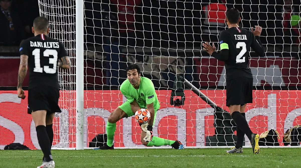 Буффон в матче против "МЮ" допускает ту самую ошибку, отбивая мяч перед собой. 