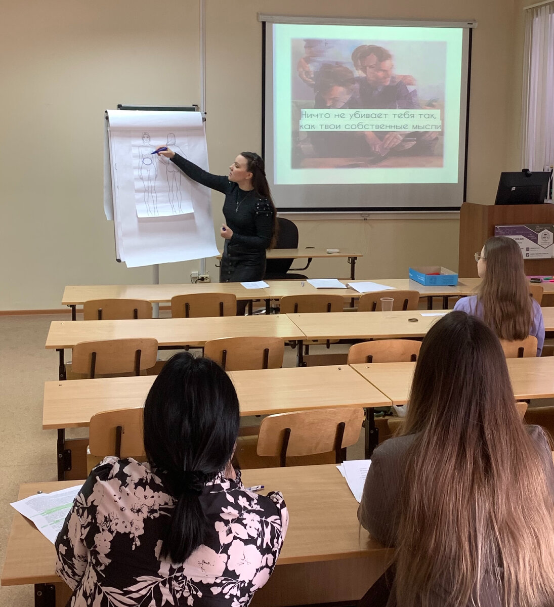 Фото из личного архива автора статьи. Дроздова Луиза на занятии по публичному выступлению Нижневартовский государственный университет