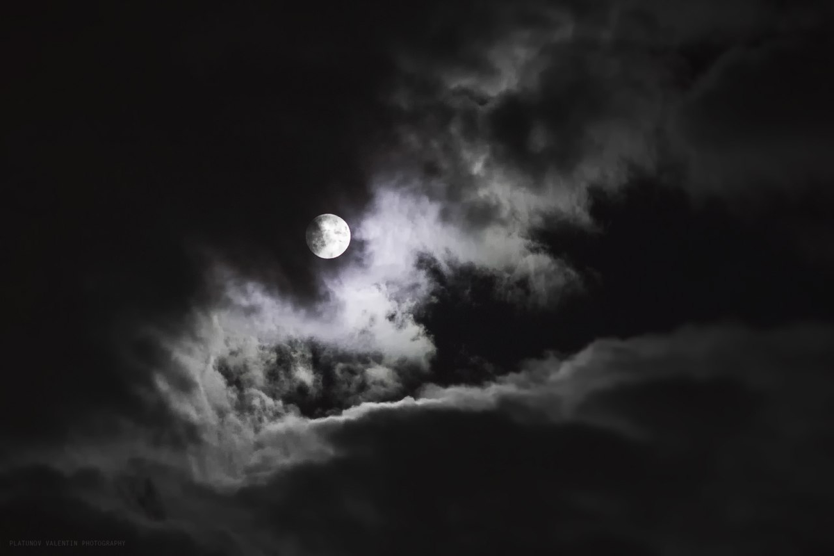 Мрачное небо с луной. Мрачное ночное небо. Луна на небе. Мрачные облака. Ночи серых дней короче