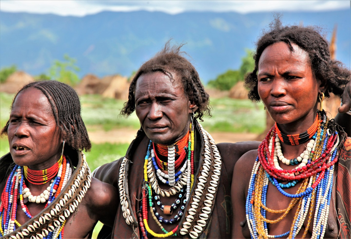 Жители племени. Пигмеи конго. Племя банту в африке. Африканское племя масаи. Жители океании.