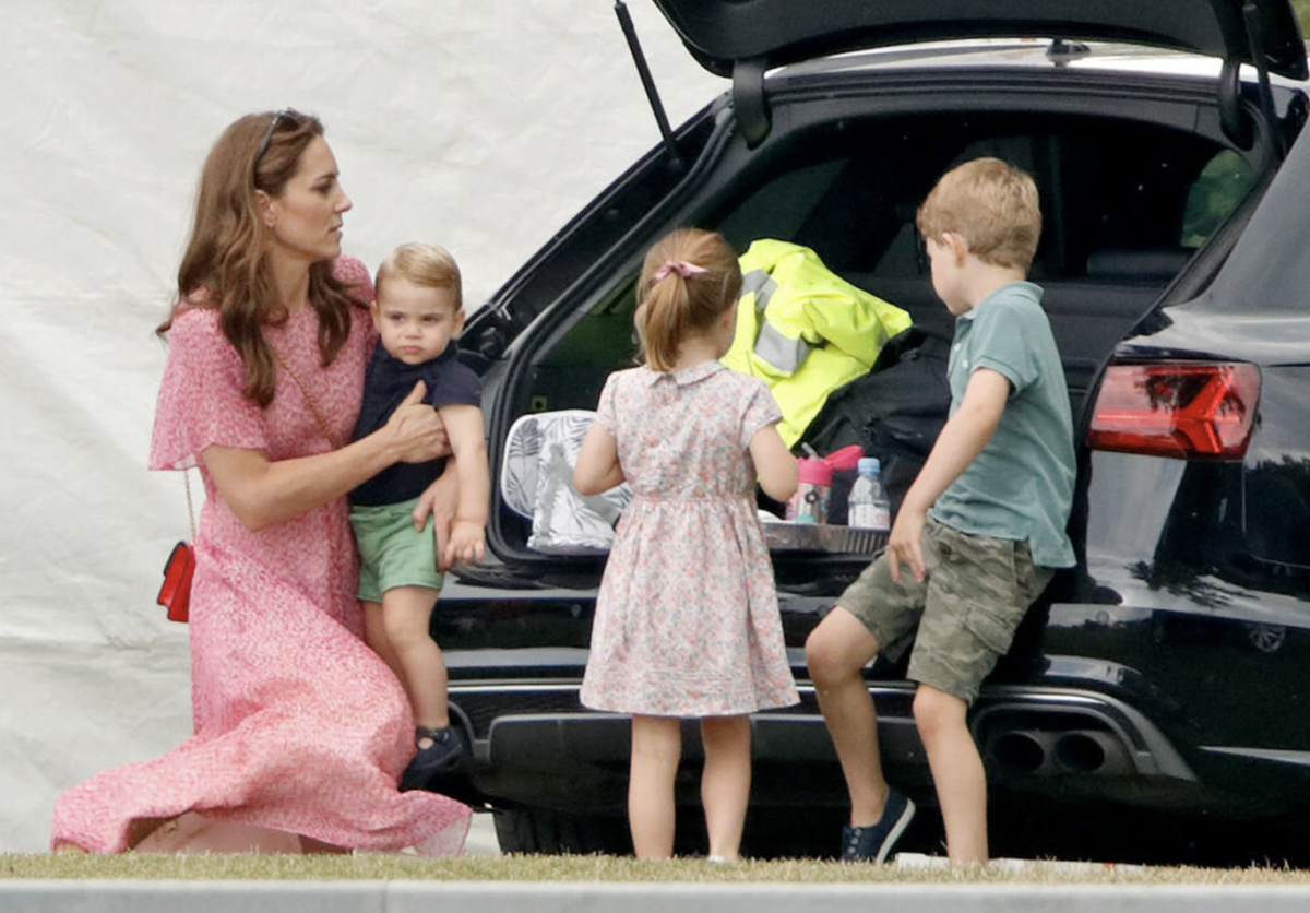 Кейт Миддлтон со своими детьми.