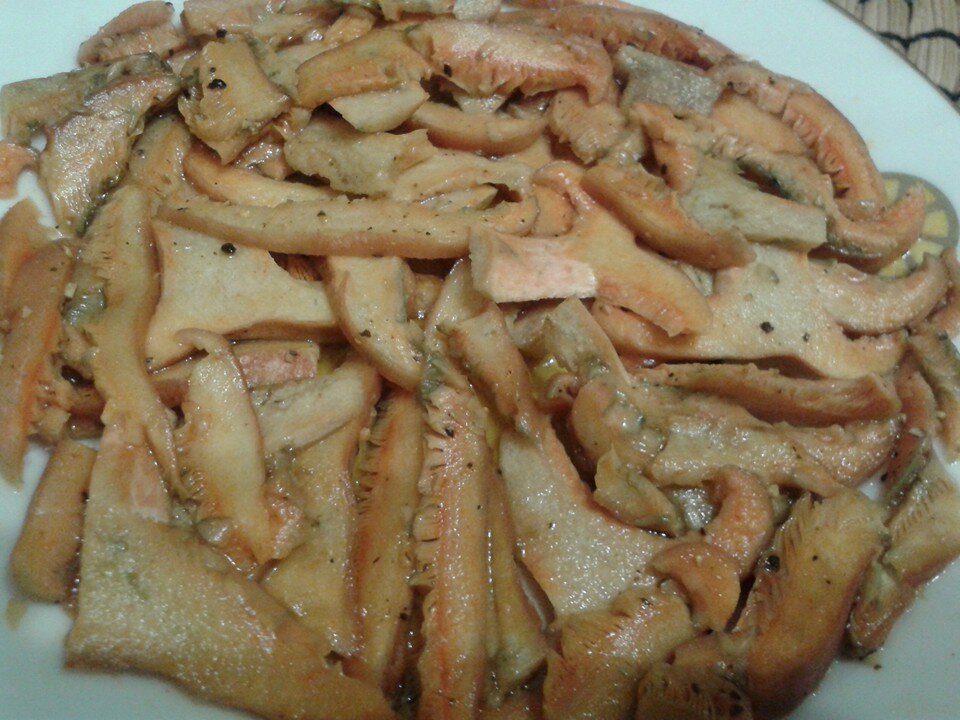 А-ля карпаччо из рыжиков. Фото автора