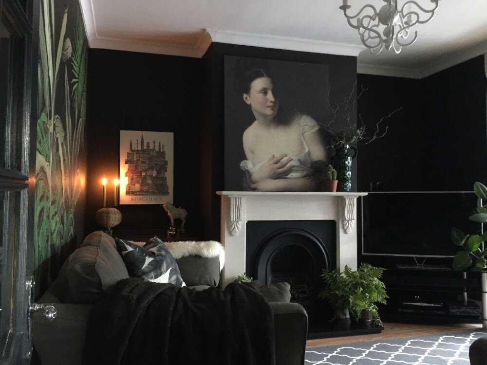 свет в окне. страшная комната. заброшенный чердак. в доме моем темно. страшный чердак.