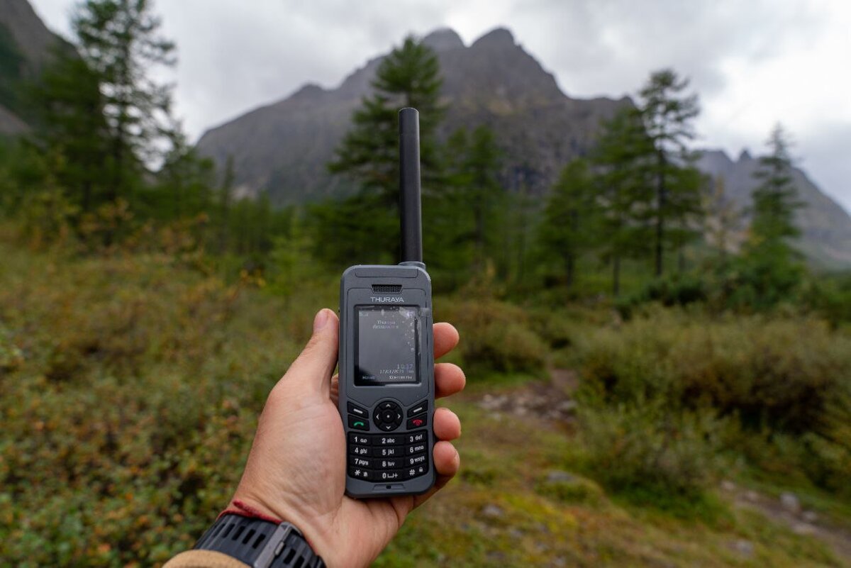 Спутниковый телефон Thuraya XT-Lite ,весит всего 186г., антенна складывается 