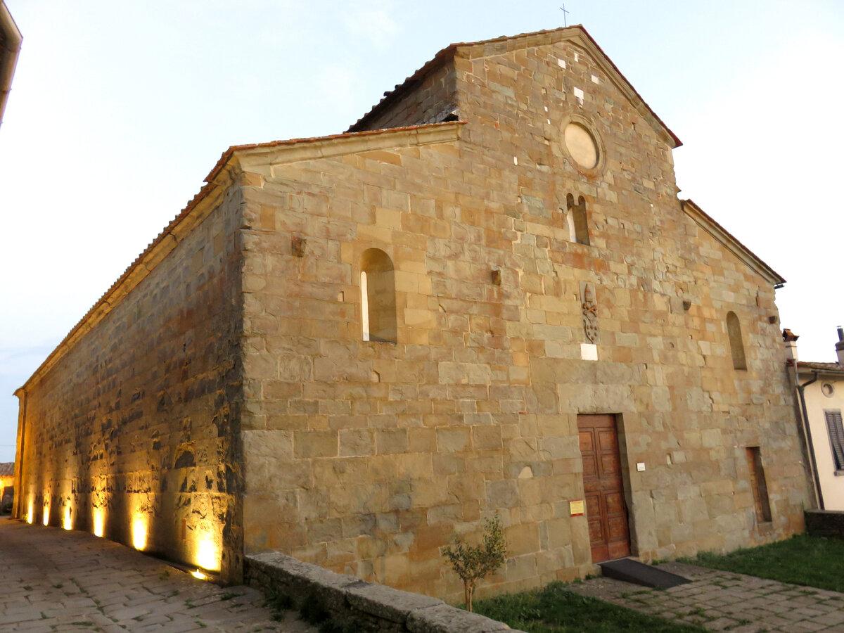 Фасад церкви из камня, напоминающий валун, на котором выделяется герб папы римского Льва X (Джованни Медичи, сын Лоренцо Великолепного Медичи) (1522 г.), (фото автора)