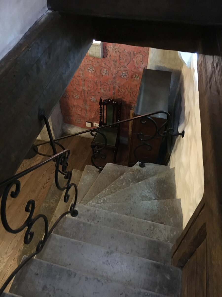 Вот по таким лестницам поднимаешься в номер. На лестничных площадках - старинная мебель, сундуки.