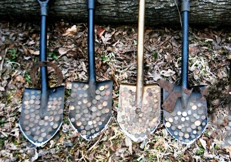 4 лопаты с находками.