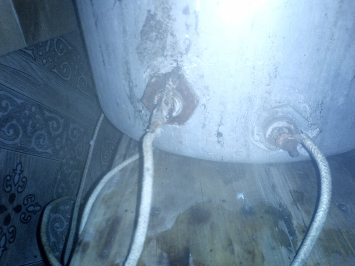 Провода прикреплены к болтам на кастрюле.