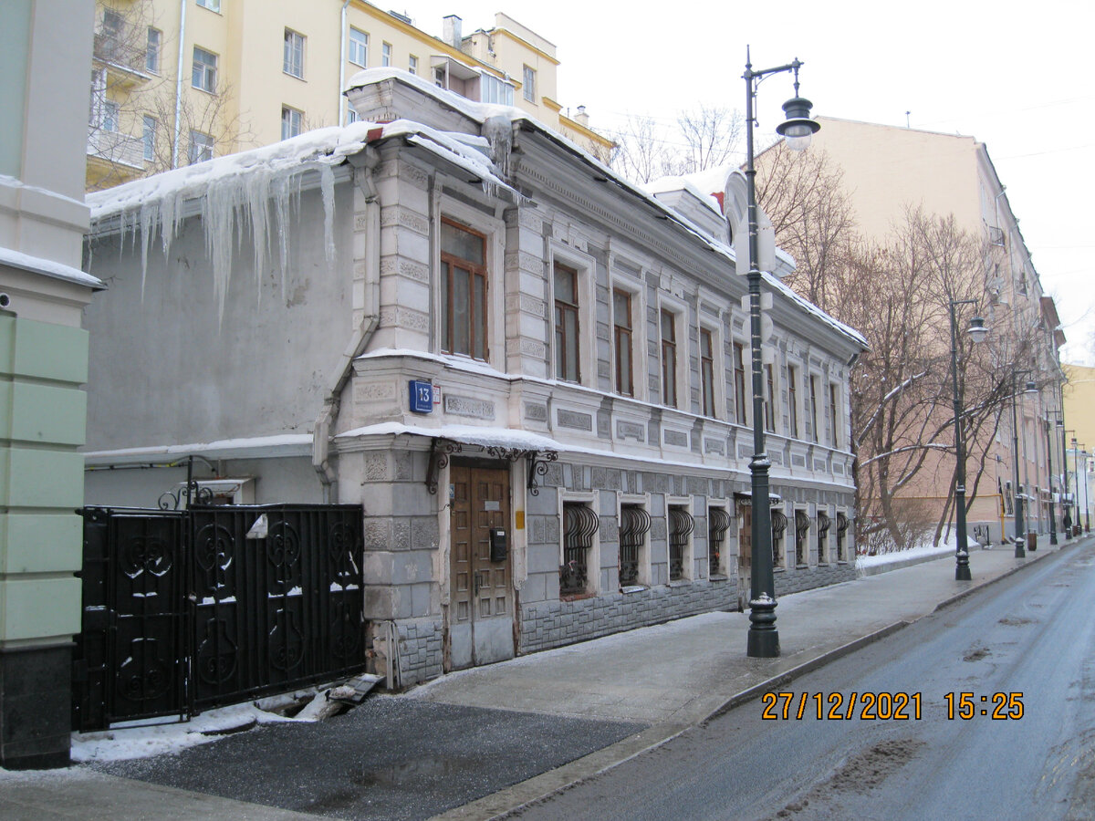 Сосульки на крыше московского особняка
