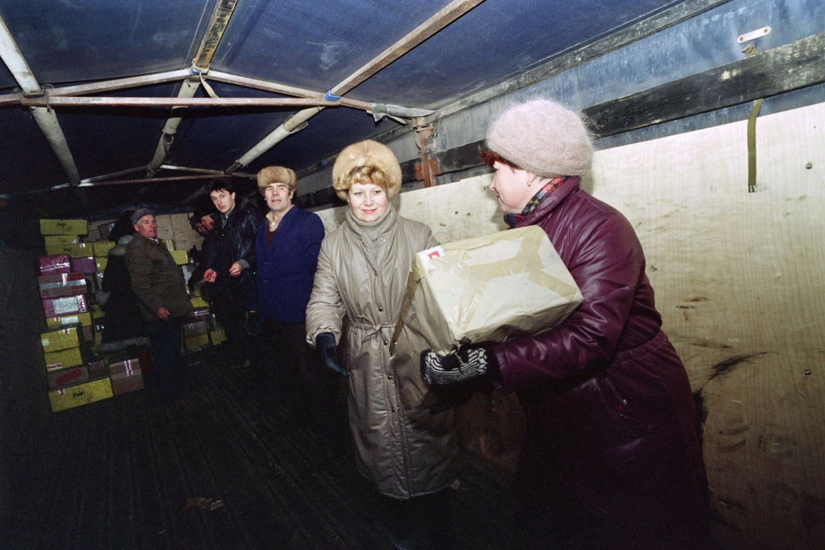 Декабрь 1990 года. Декабрь 1990. 90 Е годы фото. 90е посылка из Германии. Метрогородок в 90-е годы