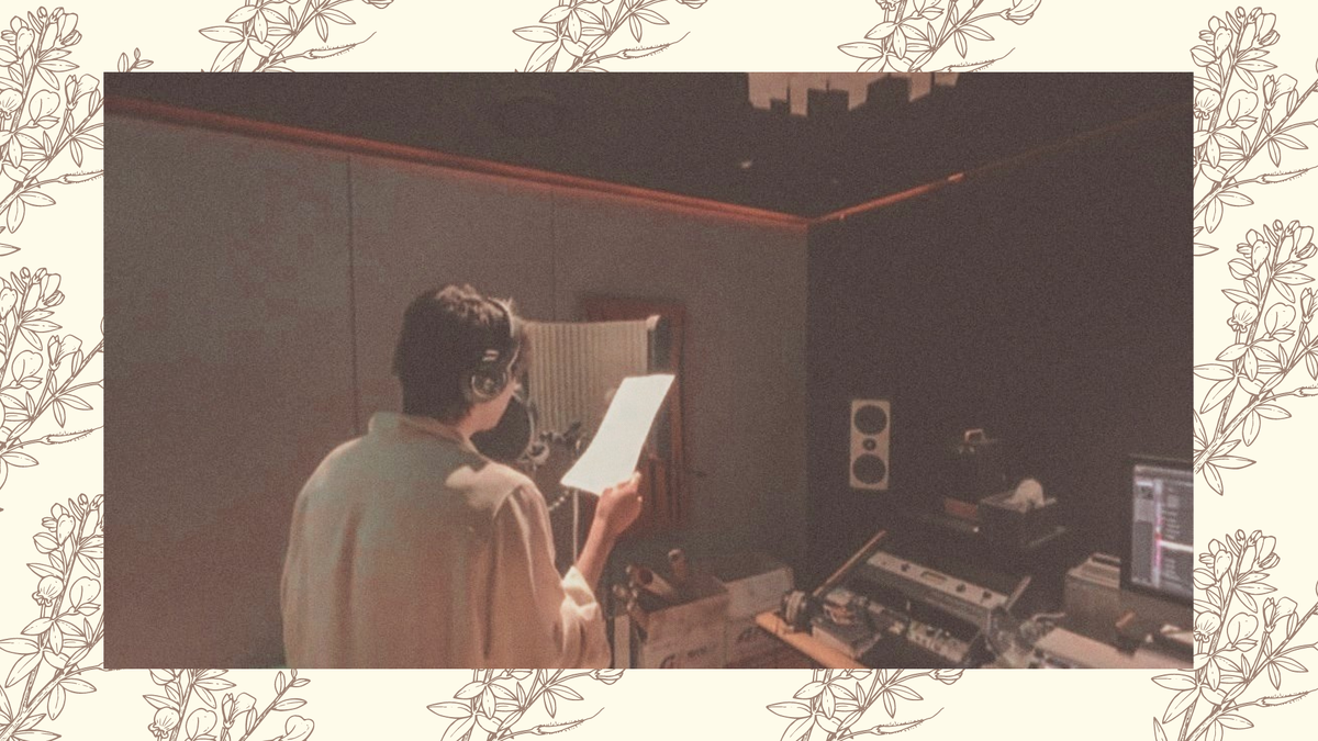 Всемирный красавчик за работой (этим фото Джин поделился на Weverse).