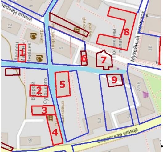 Синим нанесены улицы на сер. XVIII века, красным цветом - существующие здания, бордовым цветом - утраченные здания. Улицы Романиха и Соколья закрашены голубым цветом. В качестве основы для данной схемы использована карта с сайта https://www.openstreetmap.org/copyright/en