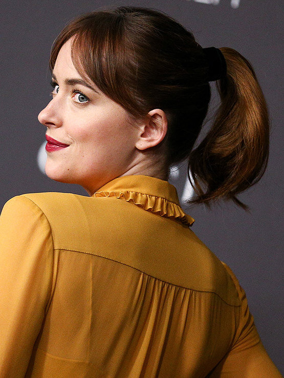 Самые сексуальные женские прически в понимании мужчин — это далеко не всегда распущенные волосы! Например, они также являются фанатами конских хвостов. Казалось бы, весьма стандартная укладка, но в последнее время она явно стала хитом.