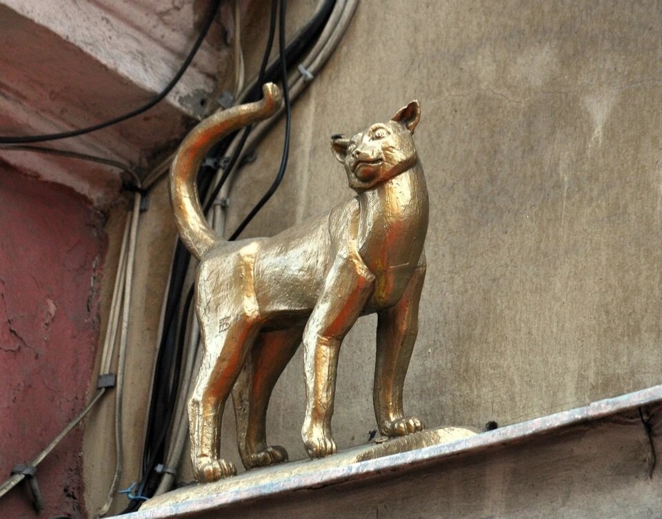памятник коту и кошке. кот елисей и кошка василиса в санкт-петербурге. скульптура коты в абакане. памятник коту елисею в санкт-петербурге. памятник коту елисею в санкт-петербурге.