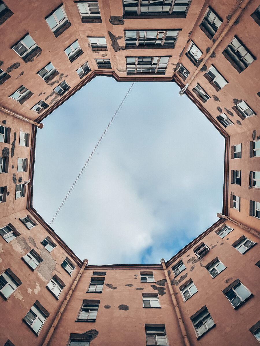 Двор-колодец, который называют восьмиугольным. На мой взгляд углов тут побольше. Малый проспект Петроградской стороны, 1Б.