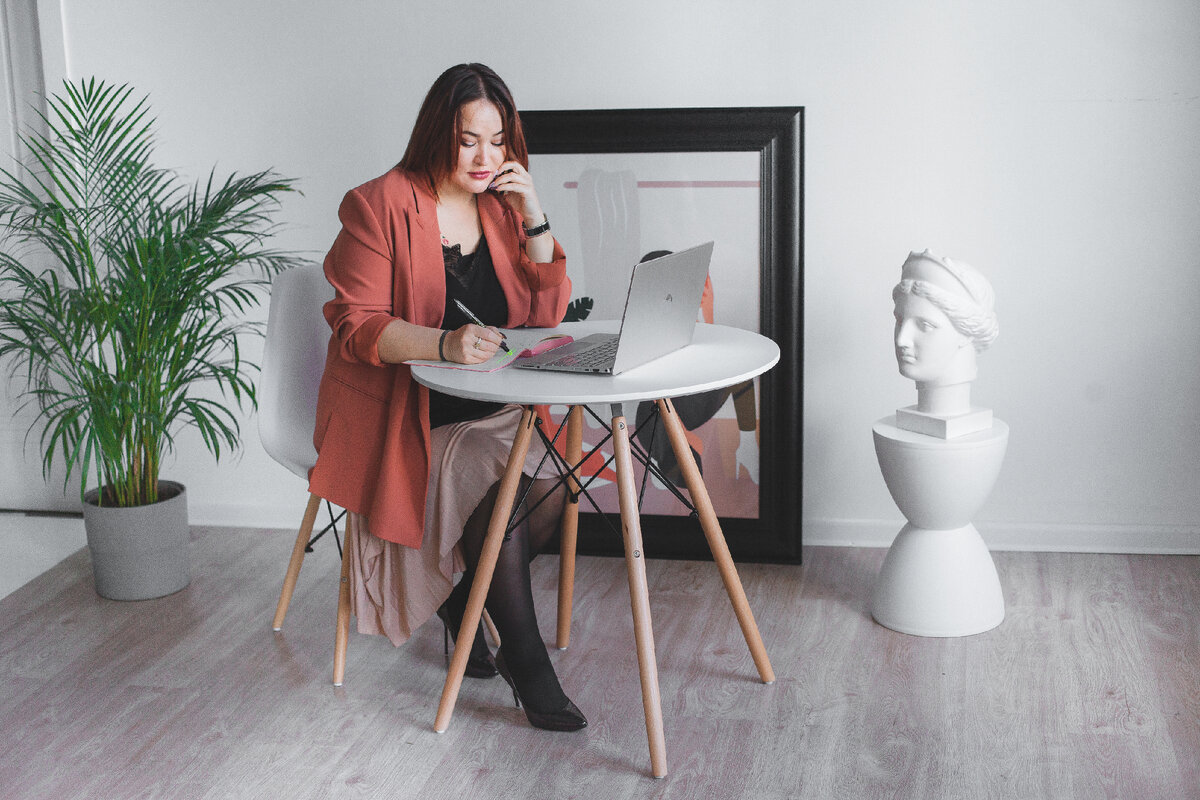 Самому продавать на старте, общаться с клиентами, получать обратную связь о товаре или услуге, собирать и отрабатывать возражения, отрабатывать негативные отзывы. 