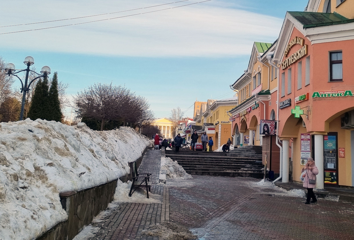 Дмитров. Это самая торговая улица города. Загорская.    14.02.2022