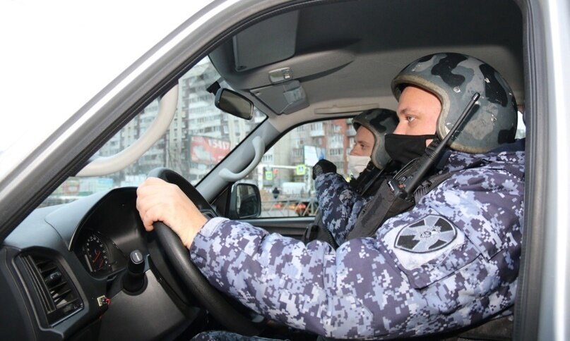 Росгвардия возле машины