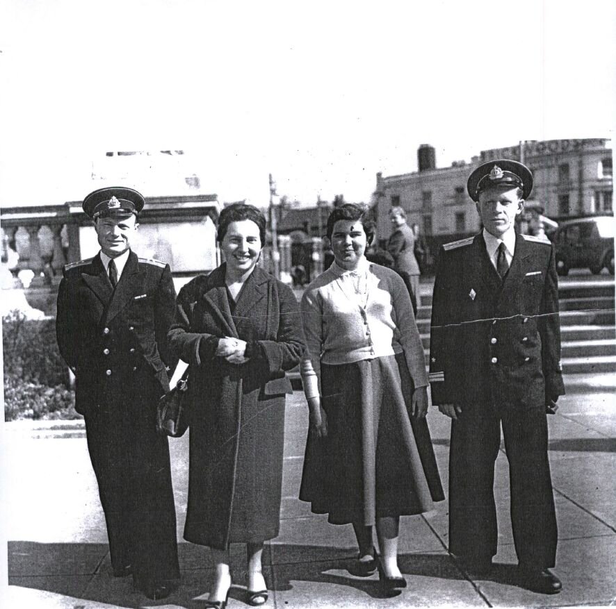 Ольга Франклин (вторая слева) с советскими офицерами. https://lettersfromoggi.wordpress.com/