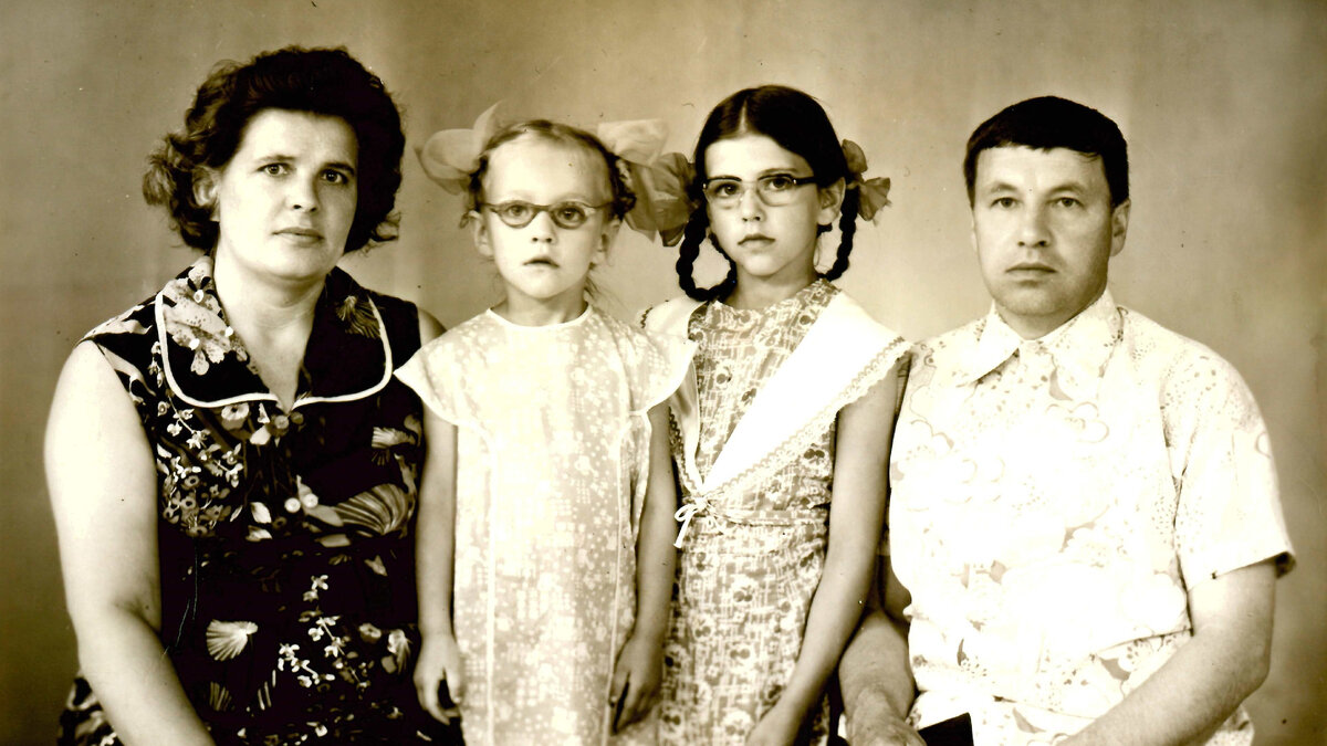 Юная читательница Хакасской областной библиотеки с родителями и старшей сестрой. Фото из семейного архива.