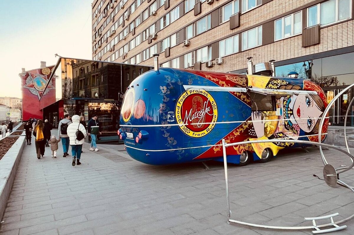 В москве вместо открылся. Фудтрак Матрешка. Фудтрак возле Макдональдса. Ресторан матрёшка в Москве. Фудтреки Москва.