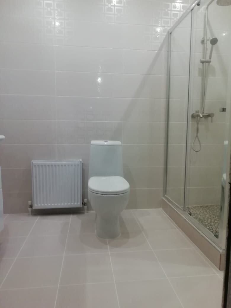 Частный сектор, свой дом, ванна и туалет, поддон выложен из кирпича обложен кафелем внутри поддона мозайка, трубый сантехнические спрятаны в стену, 