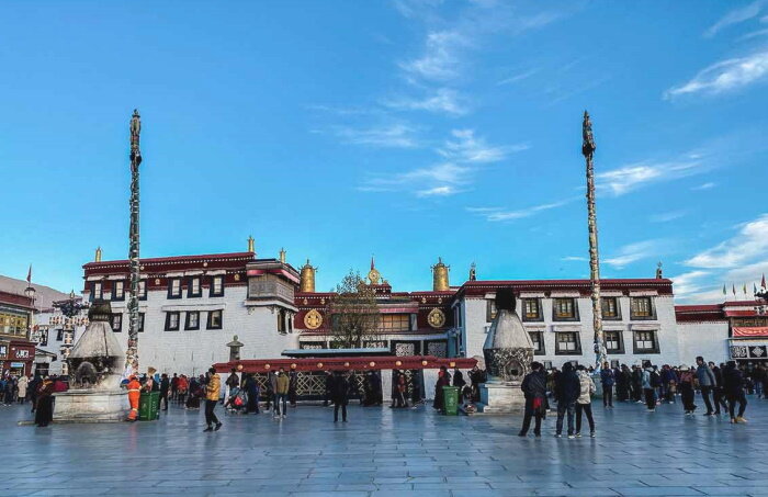 Вид на храм с площади