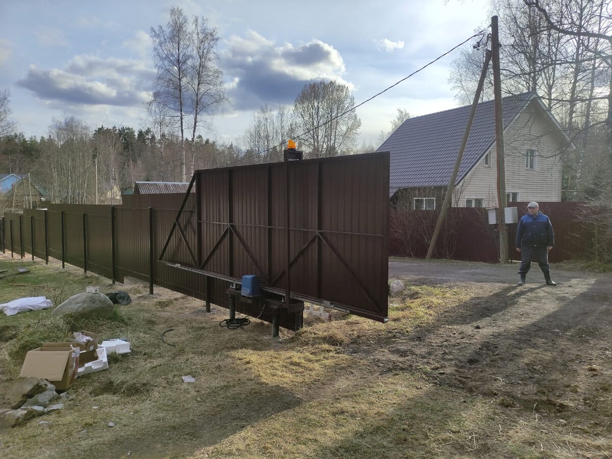 Заказали с мужем забор и получили откатные ворота бесплатно. Рассказываем,  как и на чем нам удалось сэкономить | РУССКАЯ СВАЯ — Фундаменты | заборы |  Дзен