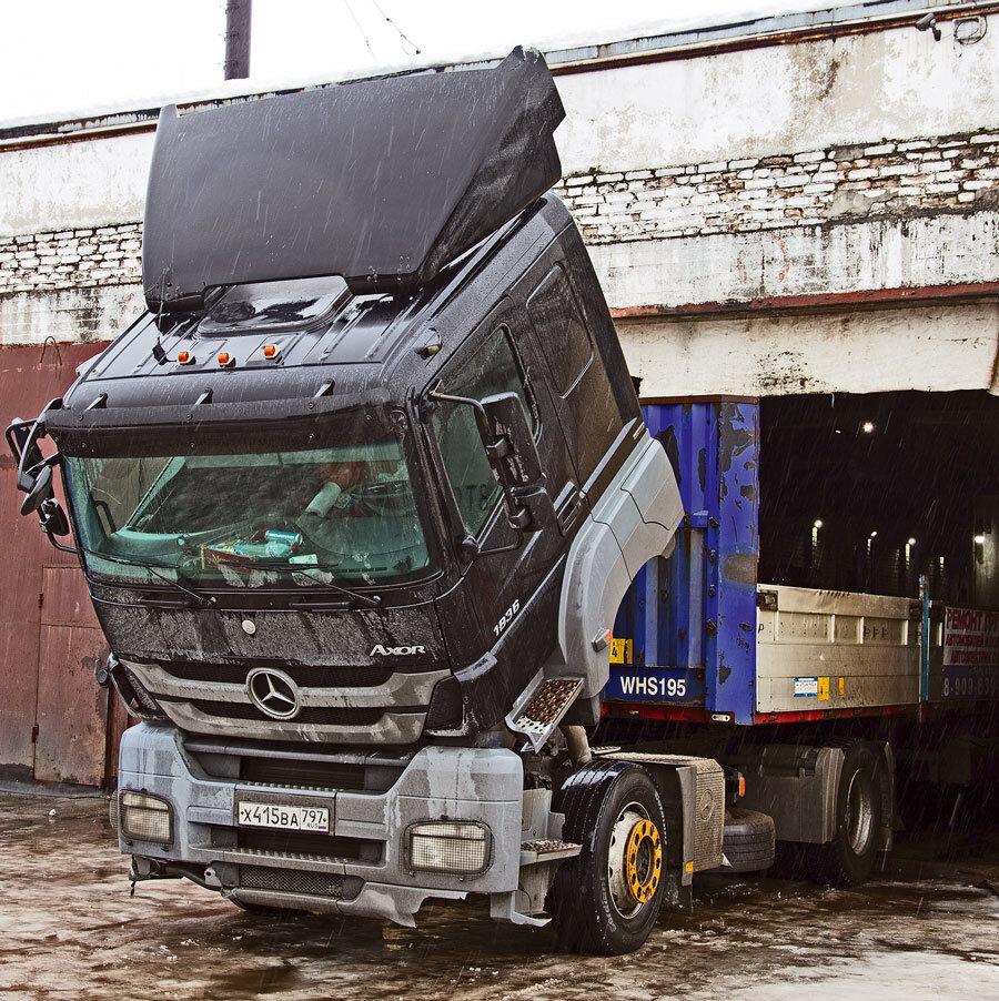 Седельный тягач Mercedes-Benz Axor 1836 2012 года выпуска