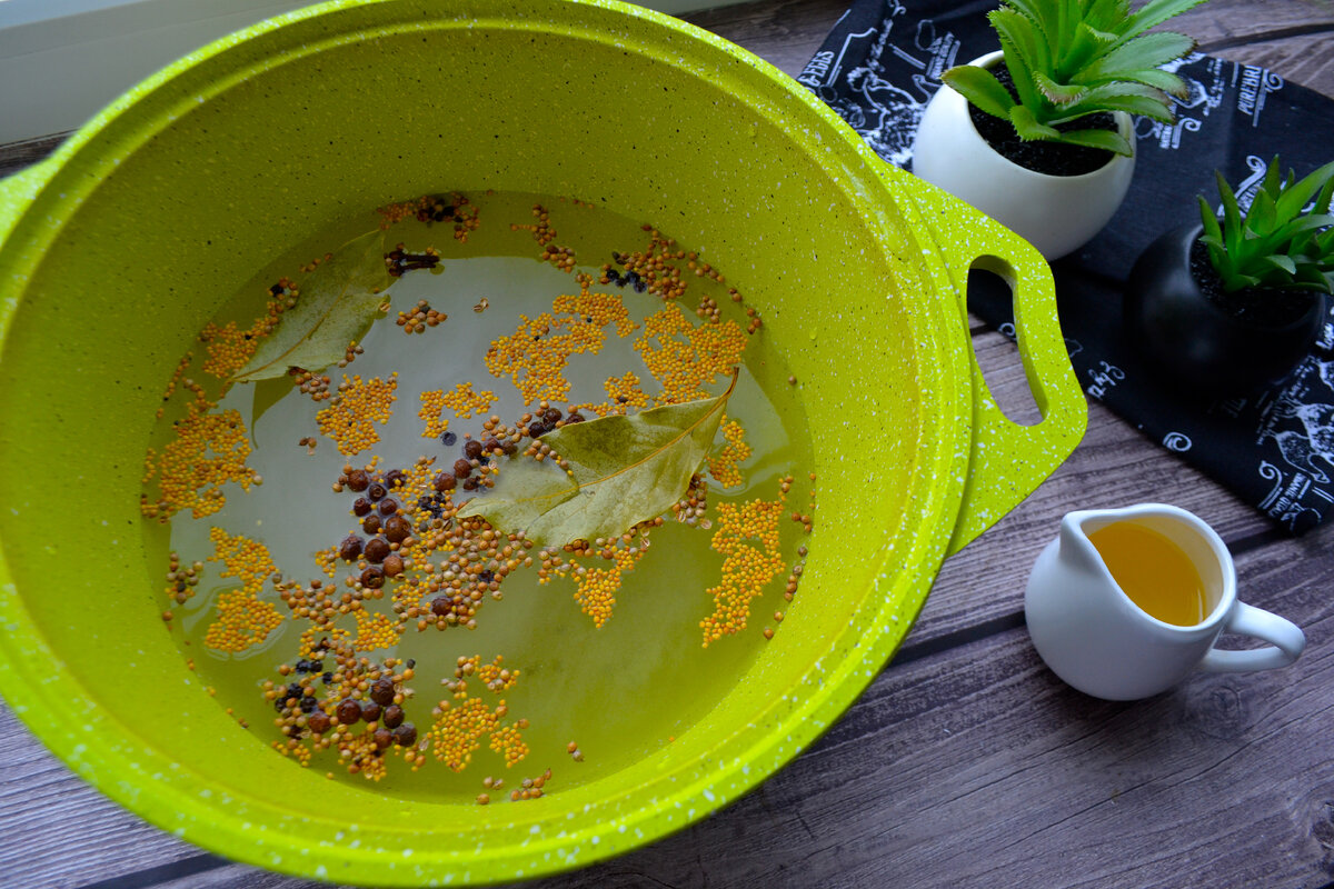 Скумбрия (сельдь) пряного посола с растительным маслом. Солим рыбу в ...