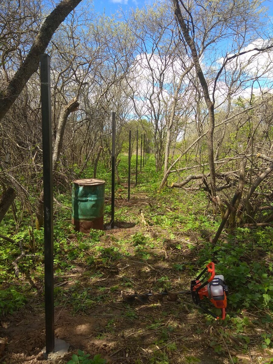 Столбы ставим через три метра
