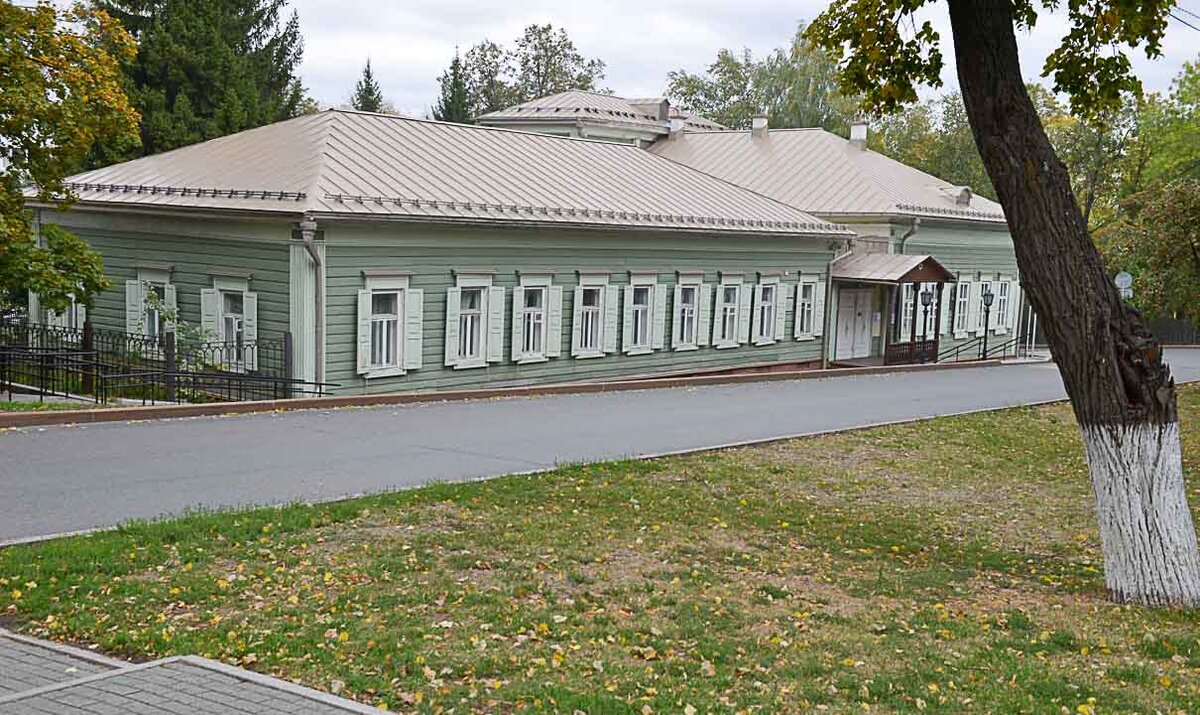 Стены и быт этого старого уфимского дома описаны Аксаковым в "Детских годах Багрова-внука"