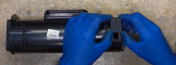 Отводим защелки и сдвигаем вверх крышку