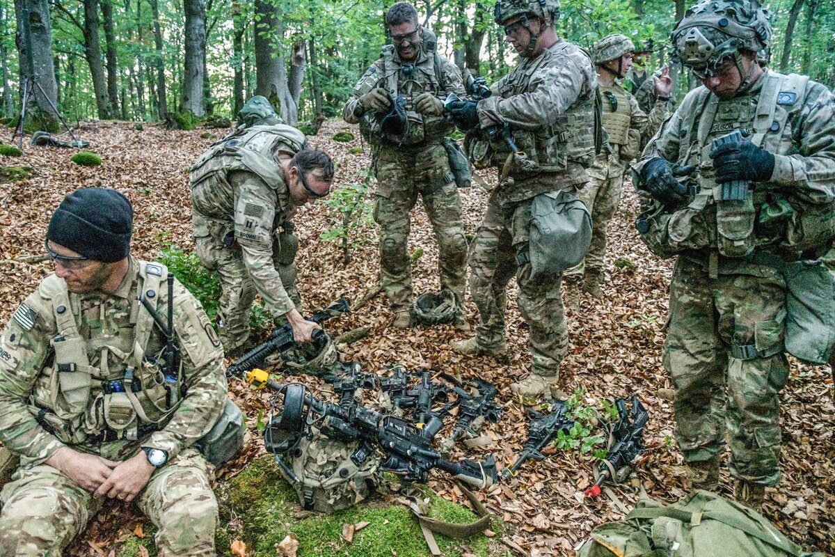 Военные в лесу.  фото: картинки  яндекса.