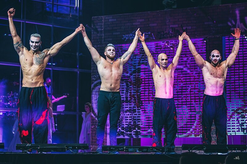 Все кто в зале! Поднимите руки!!