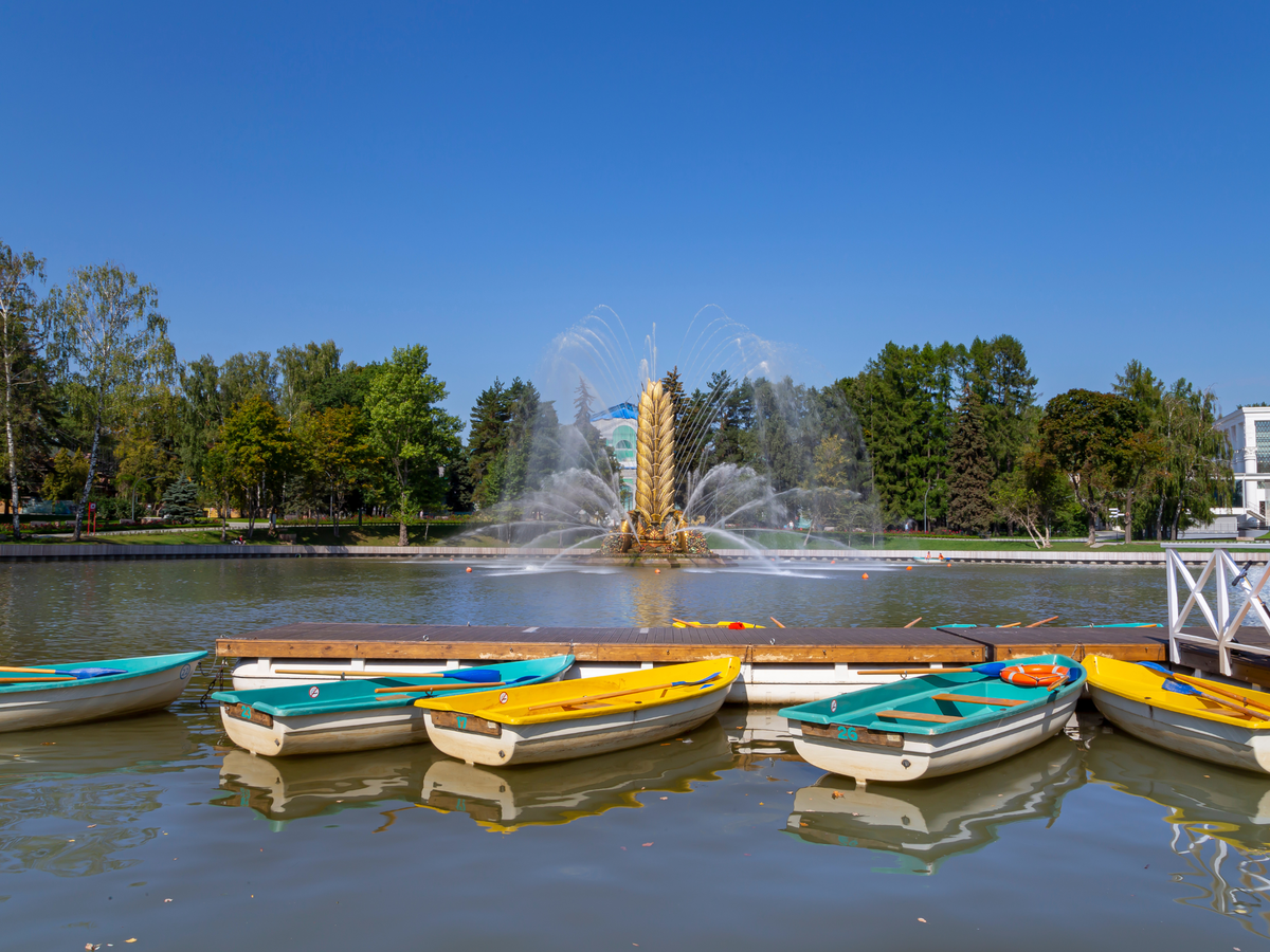 места в кинозале. нам лечь, где лечь. кинотеатр с лежачими местами. где полежать в москве. кинотеатр с диванами.