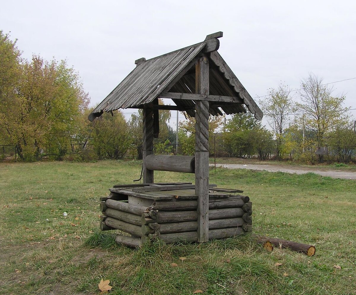 Автор и правообладатель данного изображения: https://pro-dachnikov.com/hoz-postrojki/33057-staryj-kolodec-129-foto.html