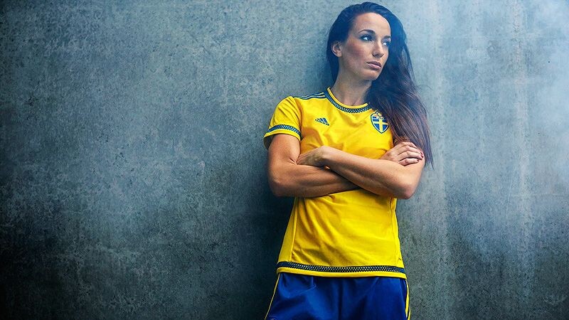 Шведская футболистка косоварского происхождения, нападающая клуба «Реал Мадрид» и сборной Швеции. Серебряный призёр Олимпийских игр 2016 года в Рио-де-Жанейро.