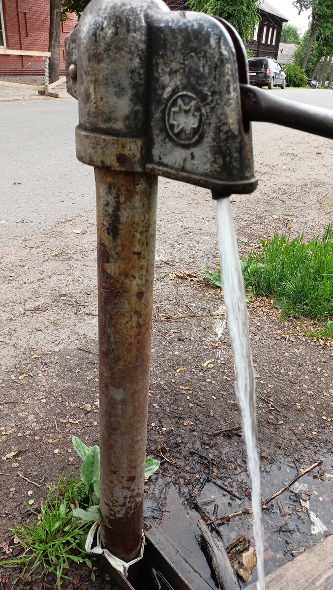 Из колонки до сих пор бежит вода