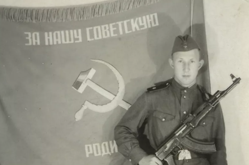 Пост № 1 – Боевое Знамя воинской части. Вообразить на этом посту чернокожего бойца действительно трудновато 😁