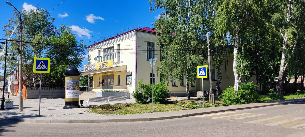 Здание кинотеатра в стиле 50х годов прошлого века. 