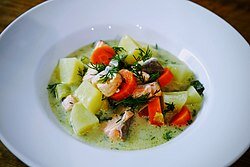 Альтернативные названия Сливочный суп с лососем, лаксоппа Тип Суп Место происхождения Финляндия Основные ингредиенты Филе лосося филе, картофель, лук-порей