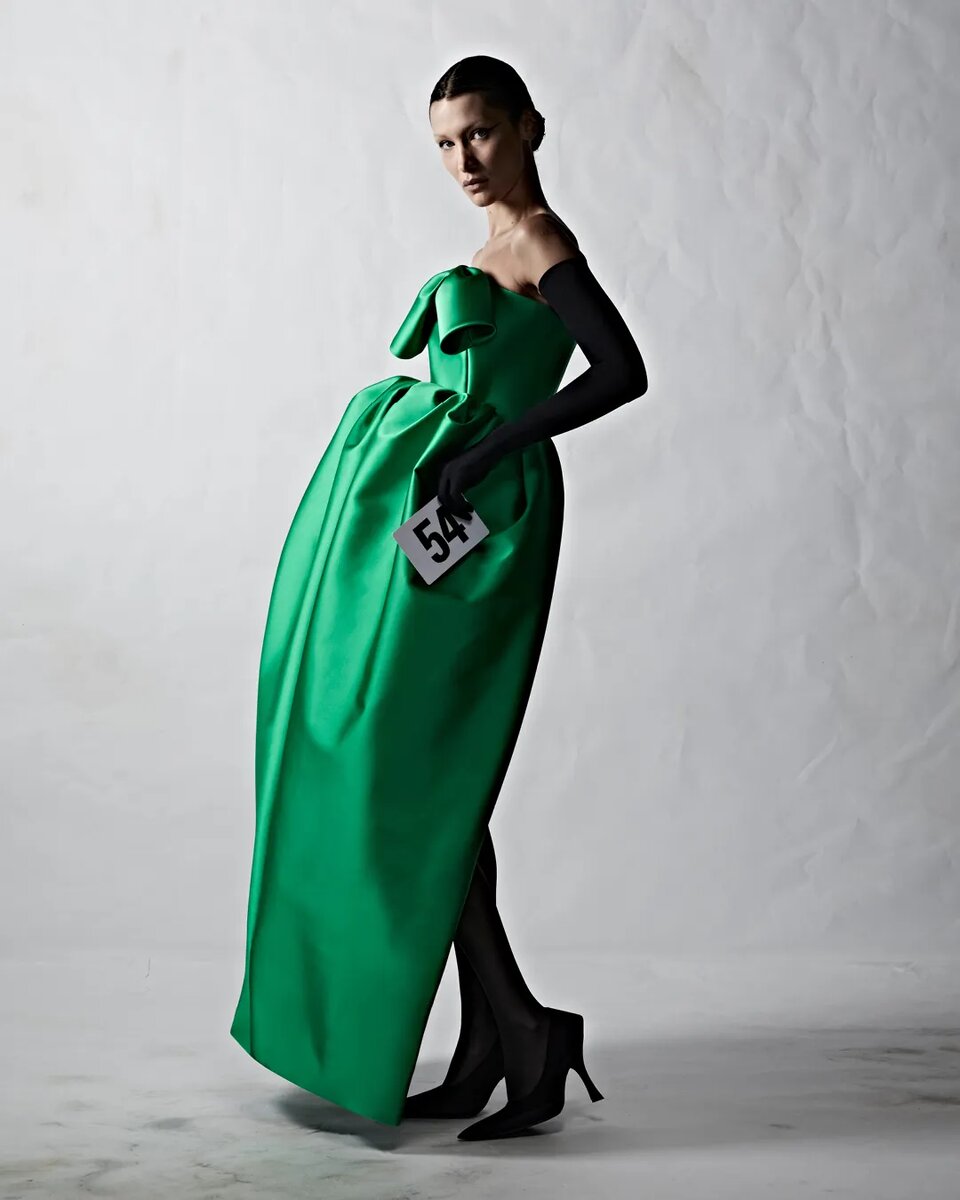    Белла Хадид в лукбуке Balenciaga Haute Couture осень-зима 2022/23@balenciaga