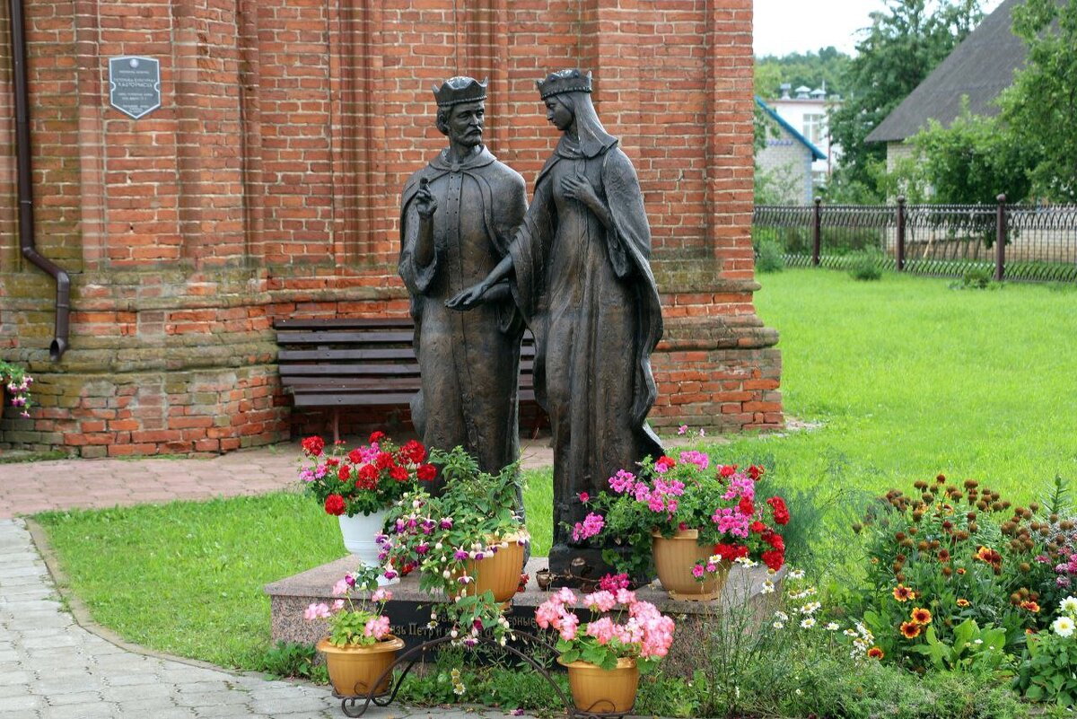 Святые Пётр и Феврония. Свято-Успенская церковь д.Сарья, Витебская область, Беларусь. Фото - Дмитрий Сельков.